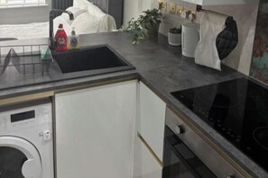 Refrigerador, microondas, horno y parrilla de estufa 