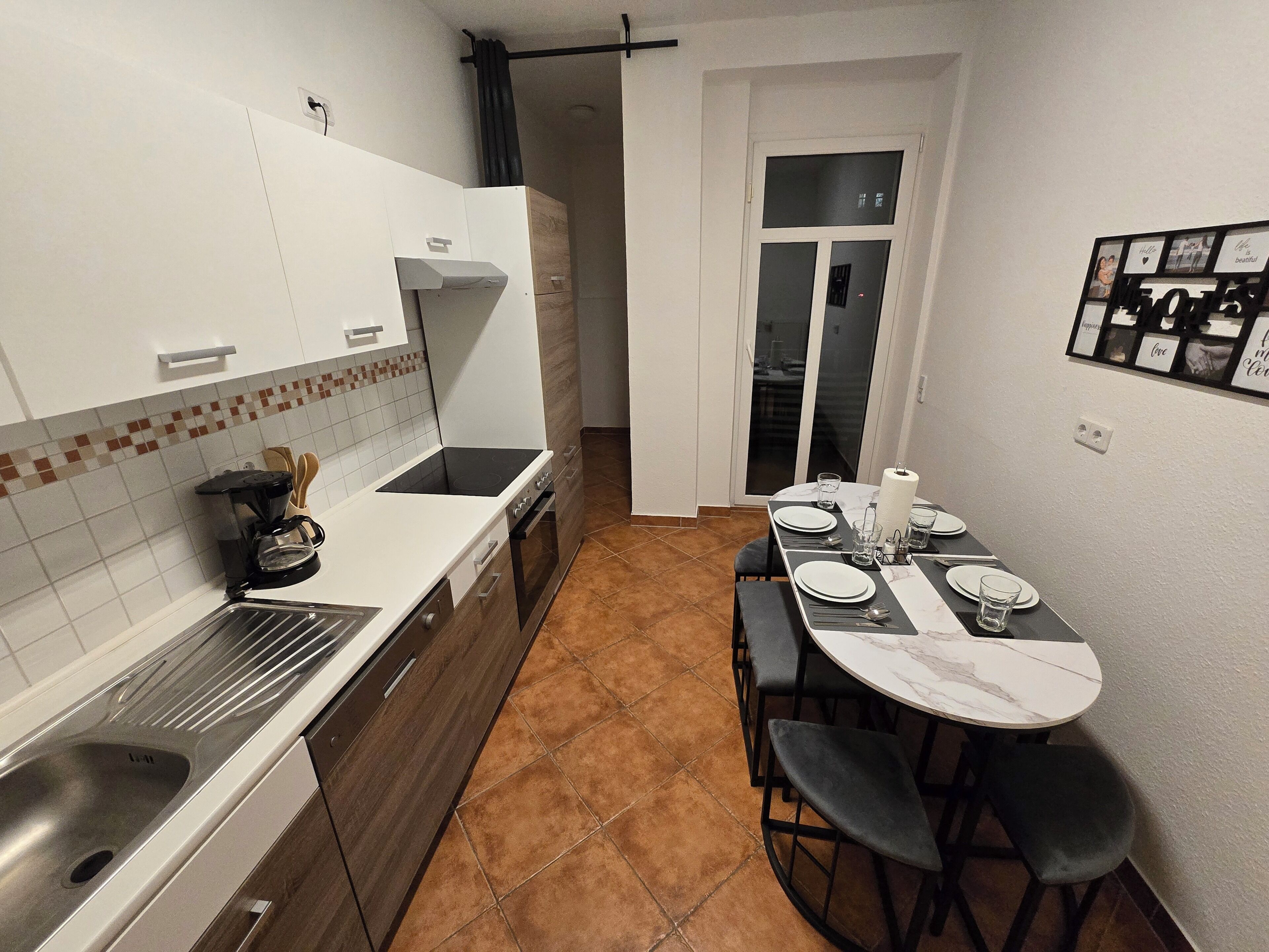 Wasserkocher mit Kaffee-/Teezubehör, Kühlschrank, Mikrowelle, Ofen