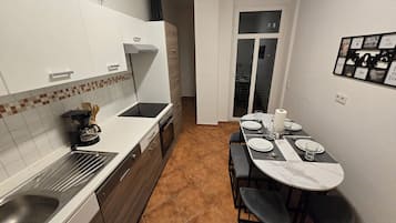 Wasserkocher mit Kaffee-/Teezubehör, Kühlschrank, Mikrowelle, Ofen