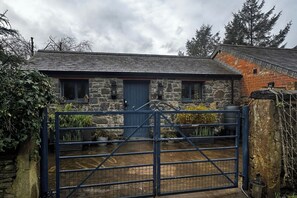 Exterior - Pets- Garden- Bbq- Parking- Fireplace- Sleeps 6 (Llanrwst)