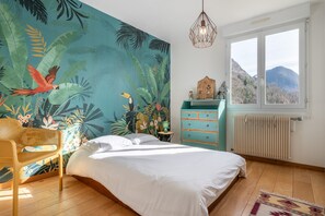 Tabla de planchar con plancha, wifi, ropa de cama