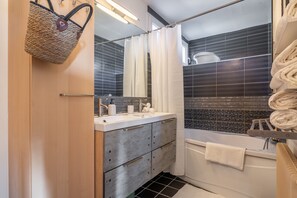 Douche, sèche-cheveux, serviettes fournies