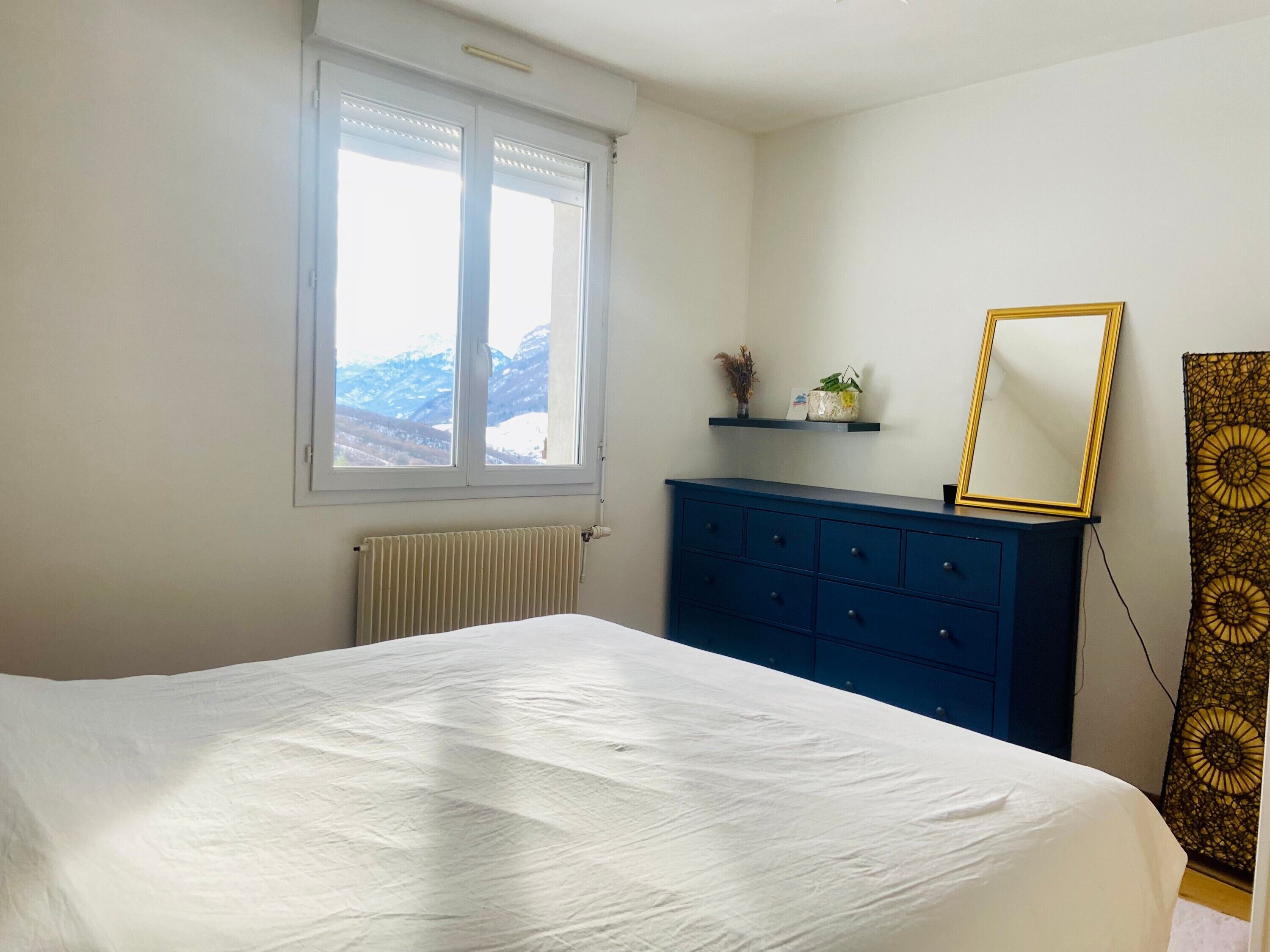 Een strijkplank/strijkijzer, wifi, beddengoed