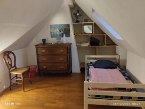 3 Schlafzimmer, Schreibtisch, Bügeleisen/Bügelbrett, Reisekinderbett