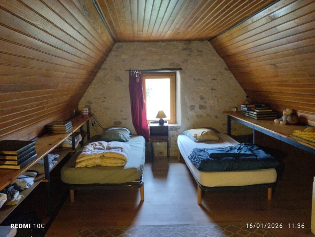 3 chambres, bureau, fer et planche à repasser, lit parapluie