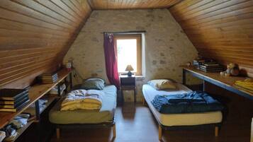 3 chambres, bureau, fer et planche Ă repasser, lit parapluie