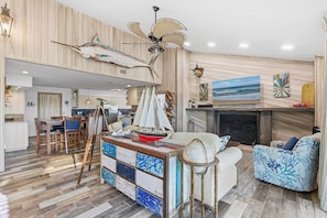 Smart TV, fireplace, DVD player, books - 🛥️Riverfront Home | Golf Cart | River Toys | Tiki Bar | Hooked on the River🛥️ (Edgewater)