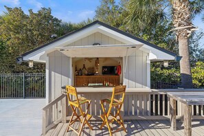 Outdoor dining - 🛥️Riverfront Home | Golf Cart | River Toys | Tiki Bar | Hooked on the River🛥️ (Edgewater)