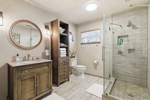 Shower, hair dryer, towels - 🛥️Riverfront Home | Golf Cart | River Toys | Tiki Bar | Hooked on the River🛥️ (Edgewater)