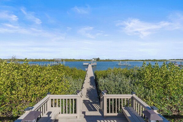 Property grounds - 🛥️Riverfront Home | Golf Cart | River Toys | Tiki Bar | Hooked on the River🛥️ (Edgewater)