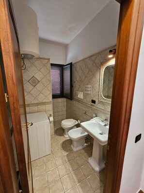 Shower, hair dryer, bidet, towels - Vrbo Property (CEFALU)