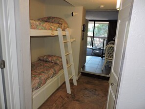 Silitysrauta/-lauta, Wi-Fi, vuodevaatteet