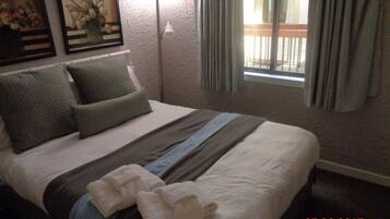 Iron/ironing board, WiFi, bed sheets