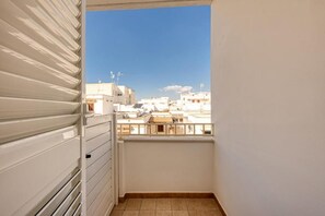 Standard Double Room, Balcony | Interior