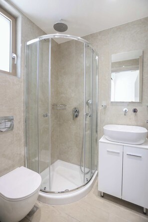 Superior-Villa, Balkon, Meerblick | Badezimmer | Dusche, kostenlose Toilettenartikel, Handtücher, Seife