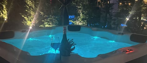 Outdoor spa tub