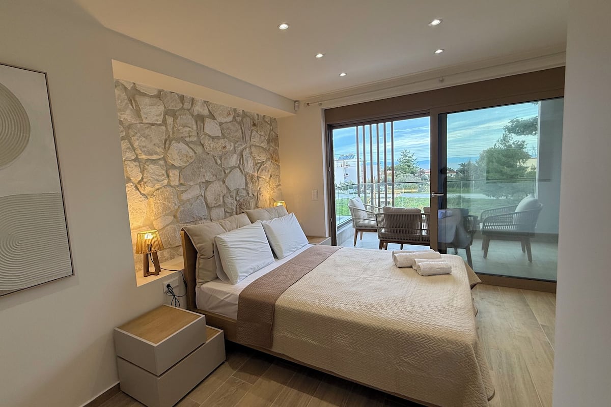 Vila superior, sacada, vista para o mar | Cortinas blackout, quartos à prova de som, ferros/tábuas de passar roupa