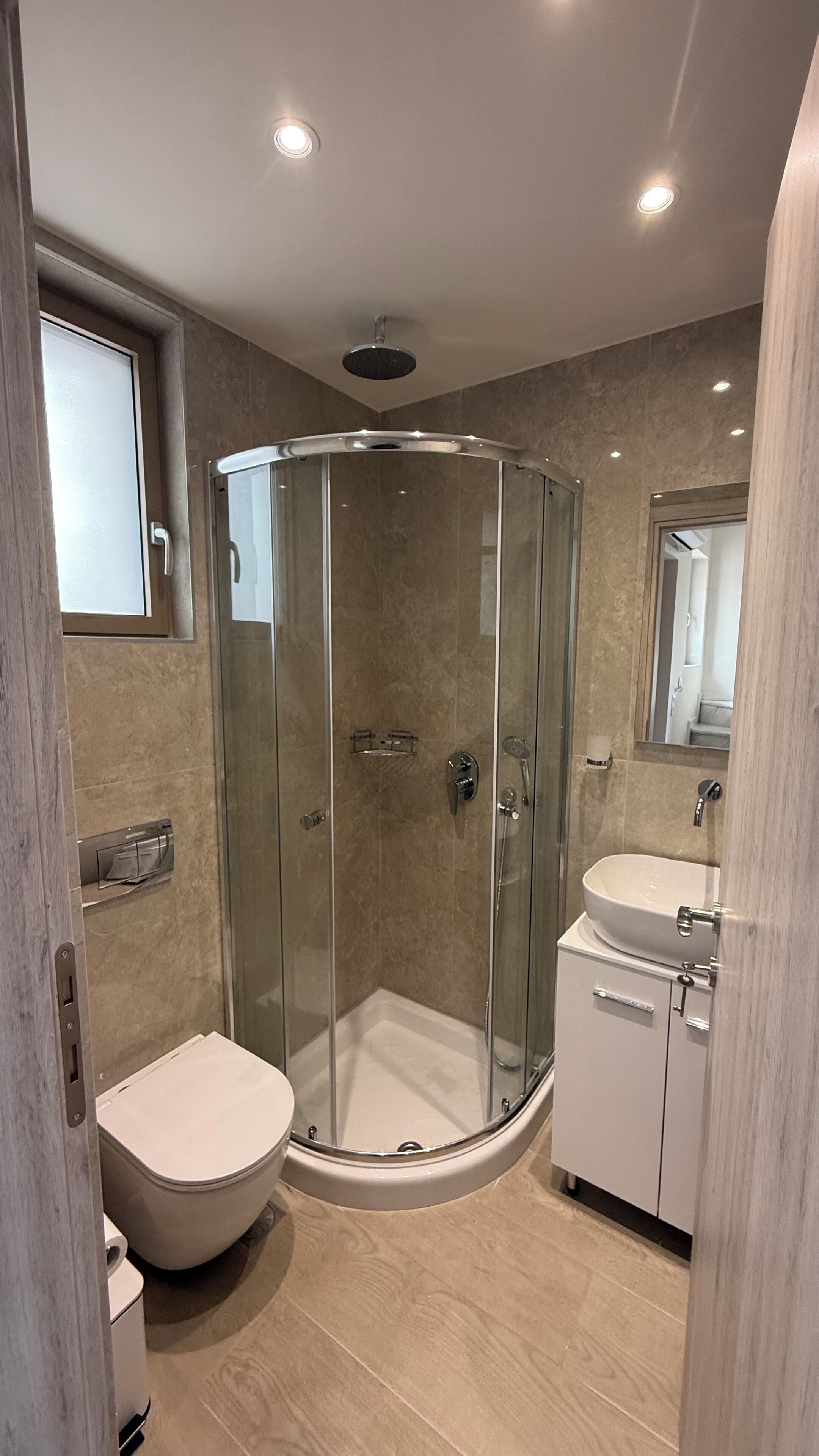 Chuveiro, produtos de toalete grátis, toalhas de banho, sabonete