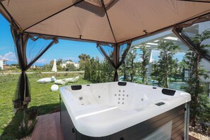 Outdoor spa tub - Aquaris (Hanioti)