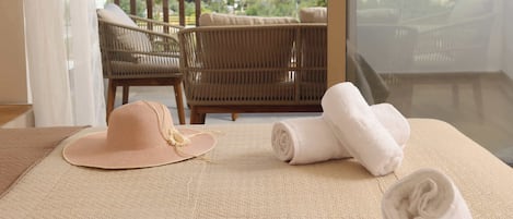 Superior-Villa, Balkon, Meerblick | Verdunkelungsvorhänge, schallisolierte Zimmer, Bügeleisen/Bügelbrett