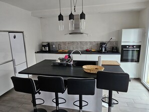 Kylskåp, mikrovågsugn, ugn och spishäll