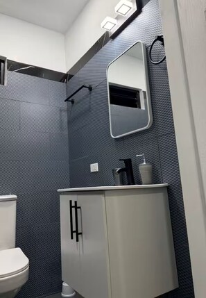 Doccia, asciugamani, sapone, carta igienica