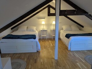 Een strijkplank/strijkijzer, wifi, beddengoed