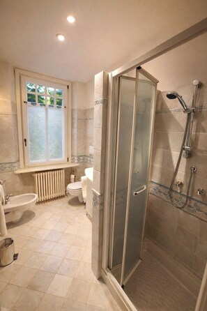 Family Suite, Garden View | Bathroom - Atelier Monte Bago (Felegara)