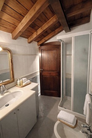 Deluxe Loft, Garden View | Bathroom - Atelier Monte Bago (Medesano)