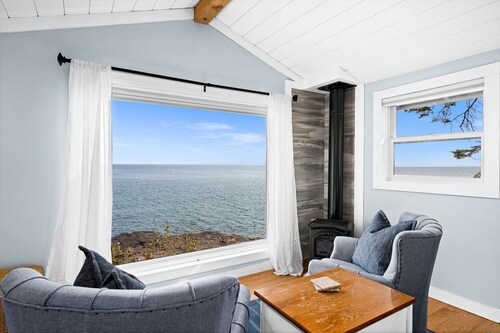 Charming cabin only feet from Lake Superior
