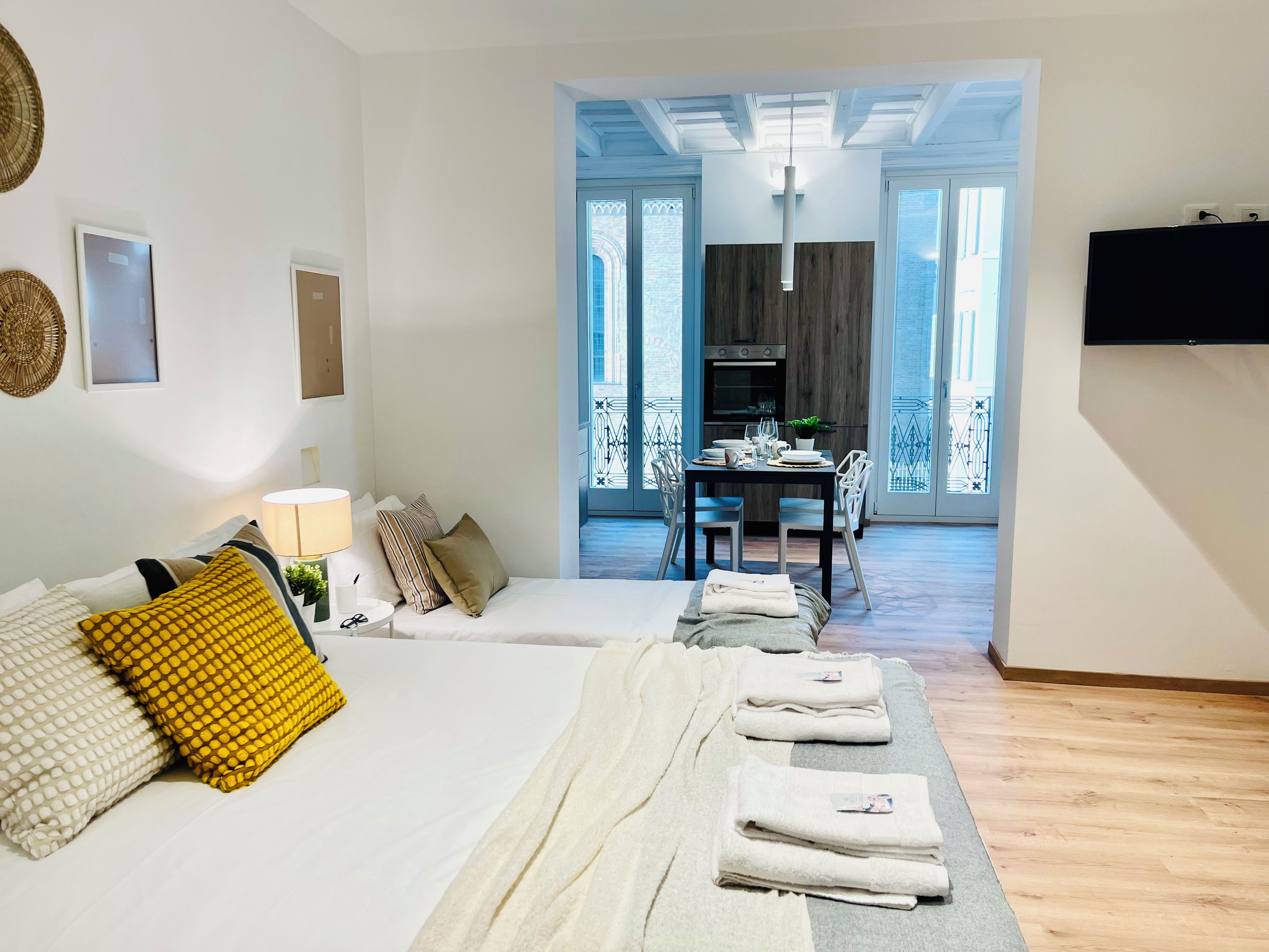 Une chambre d’hôtel comprenant un lit, un bureau et un coin repas.