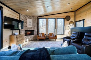 TV, fireplace, books - New! Private Heated Pool, Hot Tub, Game Room, Fire Pit & Bunk Room - Near Trails (Broken Bow)