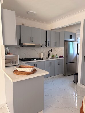 Kühlschrank, Mikrowelle, Herdplatte, Wasserkocher mit Kaffee-/Teezubehör