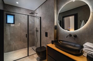 Dusche, Haartrockner, Handtücher, Toilettenpapier