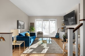 TV - The Skylark | Bright Mount Pleasant Home, near DT (Calgary)