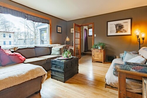 Rustic Charm: Vintage Farm Retreat in Dartmouth