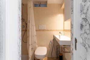 Shower, hair dryer, bidet, towels - Casa Argento by Monholiday (Monopoli)