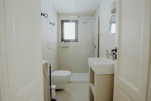 Shower, hair dryer, bidet, towels - Casa Elios by Monholiday (Monopoli)