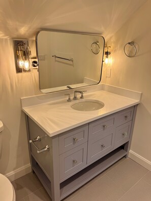 淋浴设施、吹风机、毛巾、卫生纸