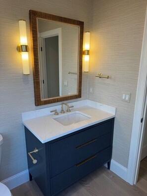 Dusche, Haartrockner, Handtücher, Toilettenpapier