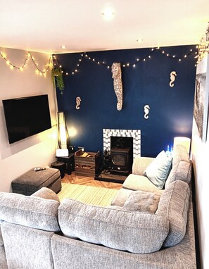 TV, fireplace - Seahorse Chalet Sleeps 6 Pets Log Burner Beach (Bridlington)