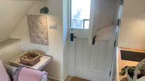 Living area - Little Rissington, pets, Parking, Sleeps 2 (Cheltenham)