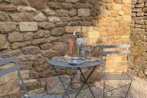 Outdoor dining - Little Rissington, pets, Parking, Sleeps 2 (Cheltenham)