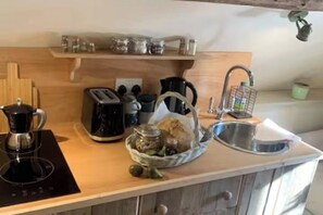 Fridge, stovetop, toaster - Little Rissington, pets, Parking, Sleeps 2 (Cheltenham)