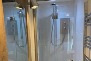 Dusch, hårtork och handdukar