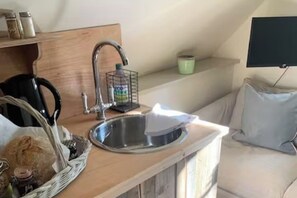 Interior - Little Rissington, pets, Parking, Sleeps 2 (Cheltenham)