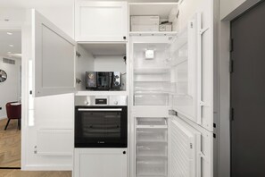 A modern kitchen with a built-in oven and a microwave. - Apartment - Sleeps 8 - Golders Green 10 mins (London)