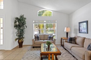 Smart TV - 4BR Home w/ Private Pool & Spa Near Disney (Kissimme)