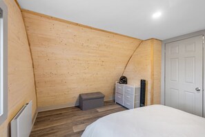 Iron/ironing board, Internet, bed sheets - Cozy Cabin in Oyster Bed Bridge - Minutes to beaches and golf courses! (Oyster Bed)