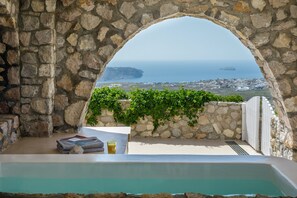 Outdoor spa tub - One bdr Villa-Sleeps 4-Hot Tub-Sea View-Parking (Pyrgos)